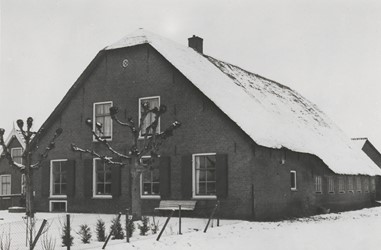 <p>Foto van de voorzijde van de boerderij uit 1987. In de rechter zijgevel is te zien dat de stalvensters destijds nog uitgevoerd waren in schokbeton. </p>

